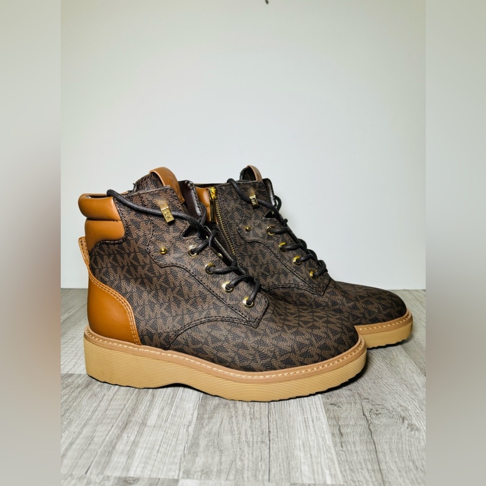 Brand new Michael Kors brown boots size 8